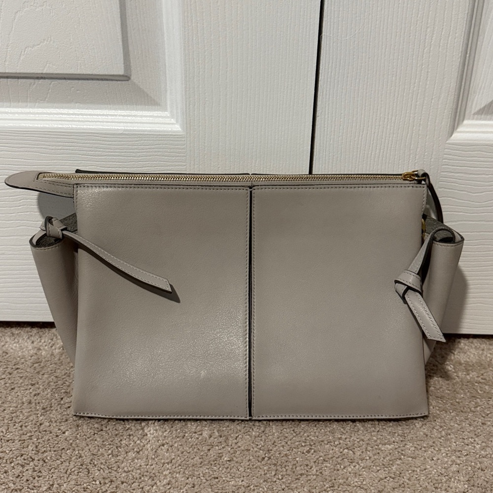 CELINE Shoulder Bag with Gold Metal Chain in Light Grey